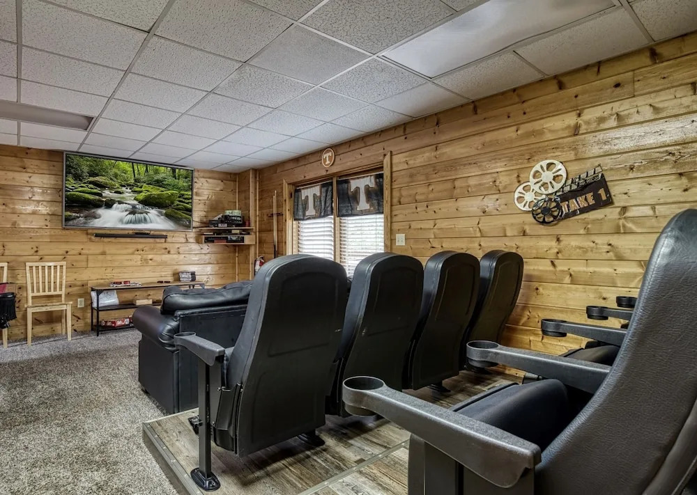Ern813 - Heavenly View- Great Location! Close To All The Action! 6 Bedroom Cabin by RedAwning