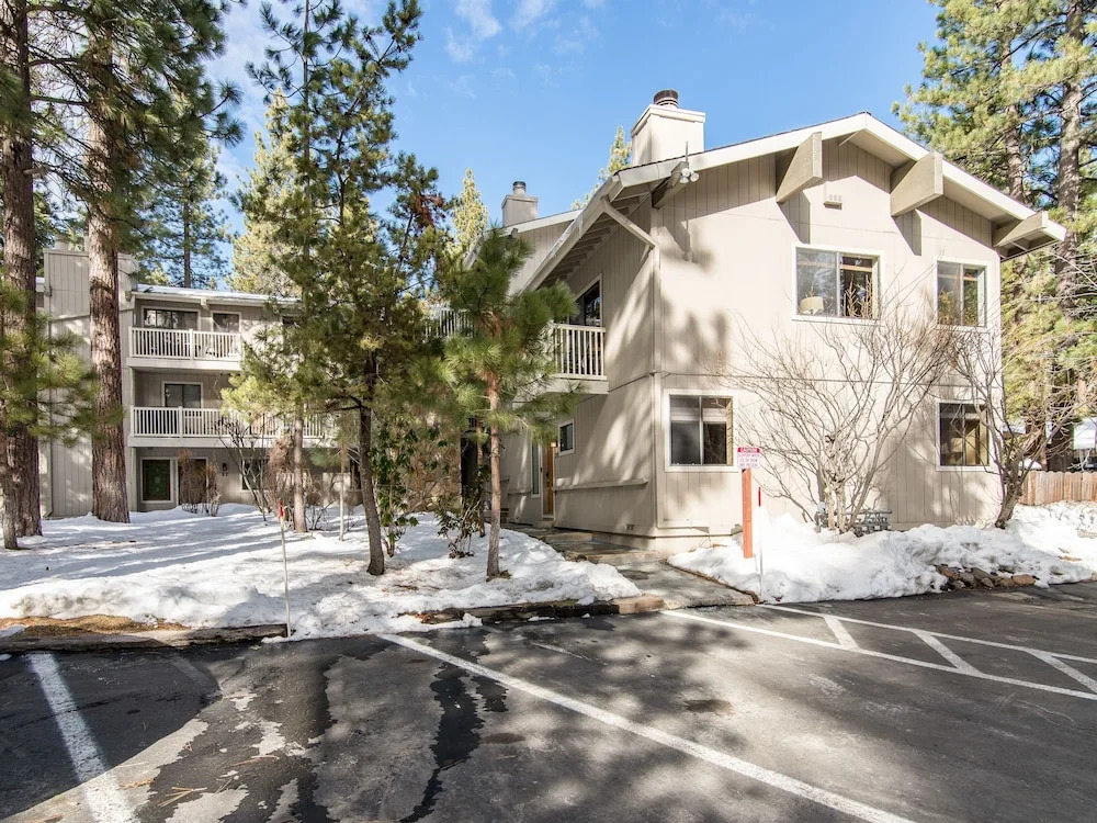 1000 Lakeshore Townhouse Unit 20 3 Bedrooms 2.5 Bathrooms Townhouse