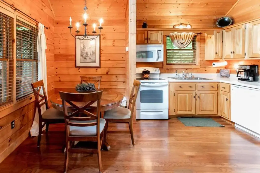 Nice View Fireplace Hot Tub Porch Bed Private