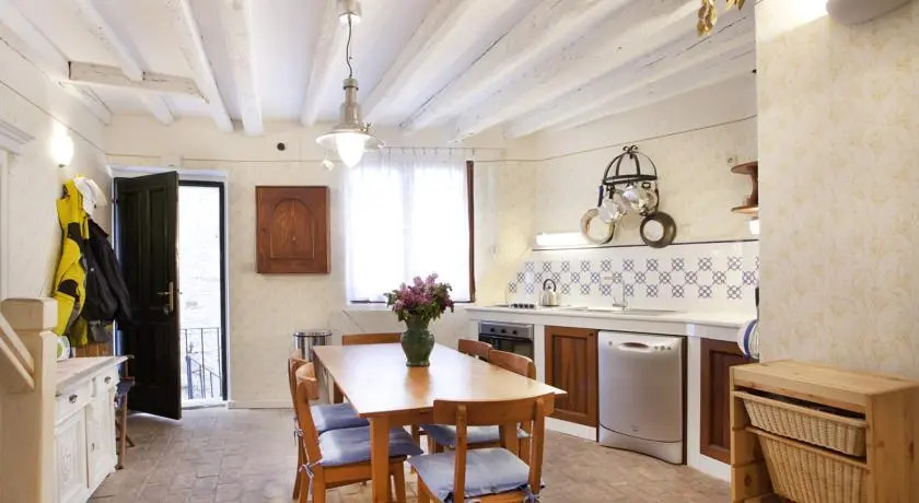 Apartment House Flores Bregovita