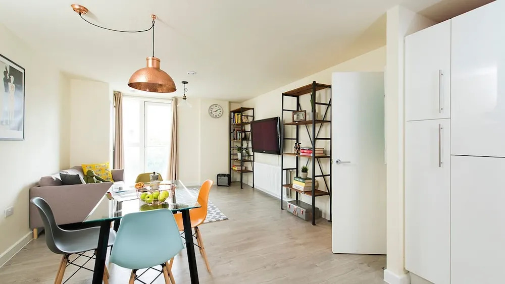 Bright and Spacious 2BR Flat in East London