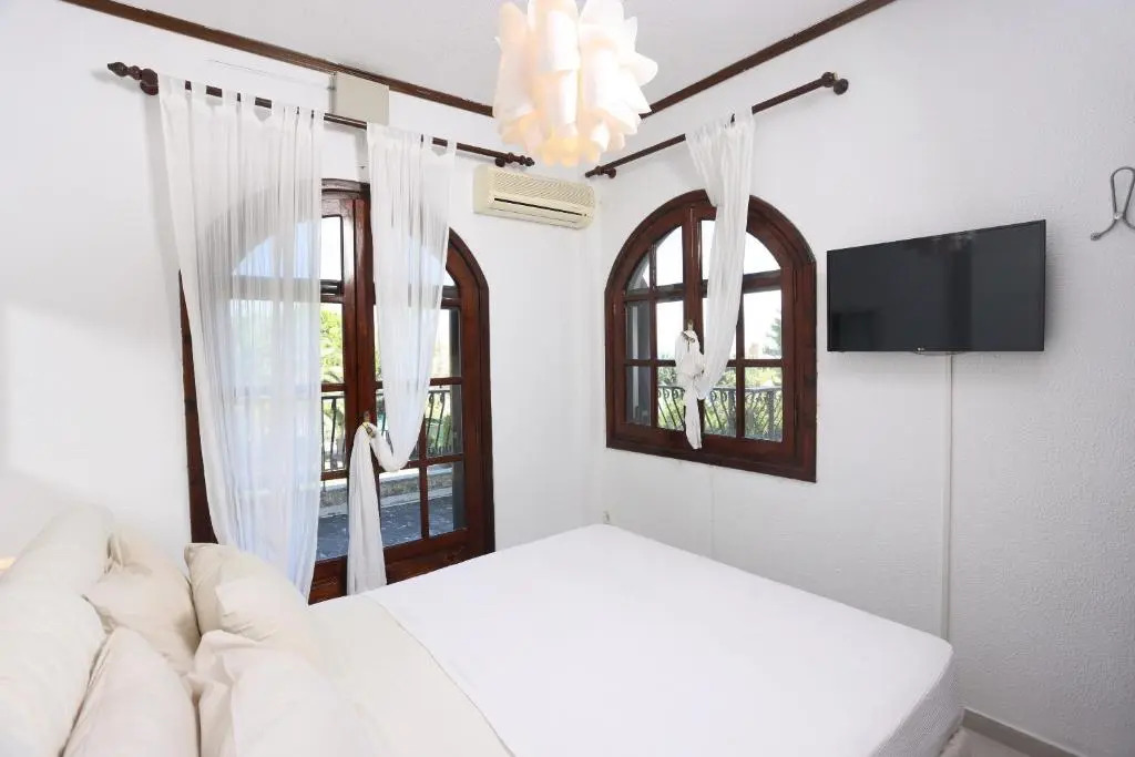 Villa Delta - 5 Bdrms, 2 min walk to Mamalouka, Blue Carpet
