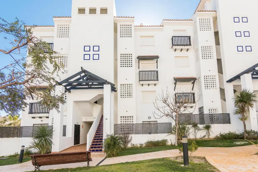 2197-Superb 2bedrooms in residence with pool!