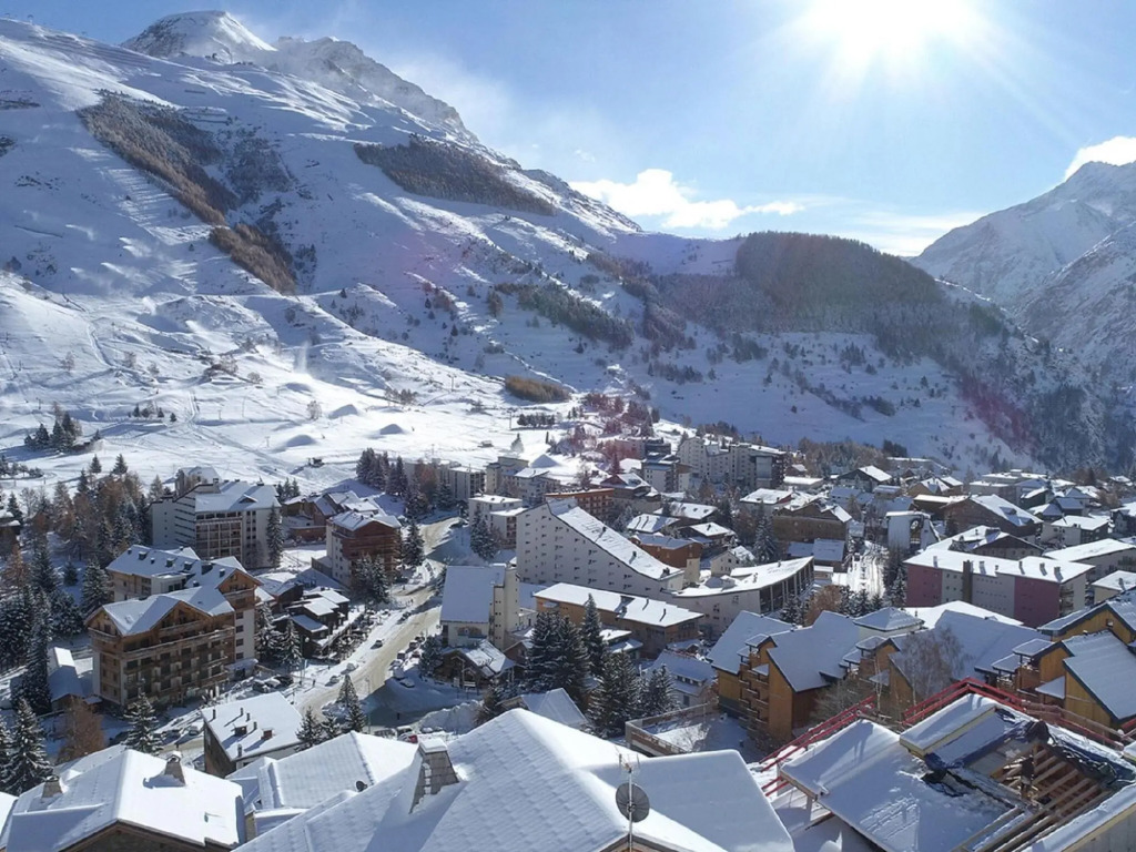 Modern 12-person chalet with panoramic views in Les Deux Alpes