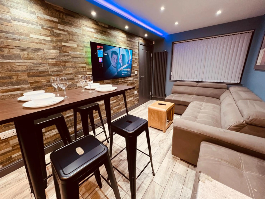 Luxurious *5 Bedroom House*In Center Of Birmingham
