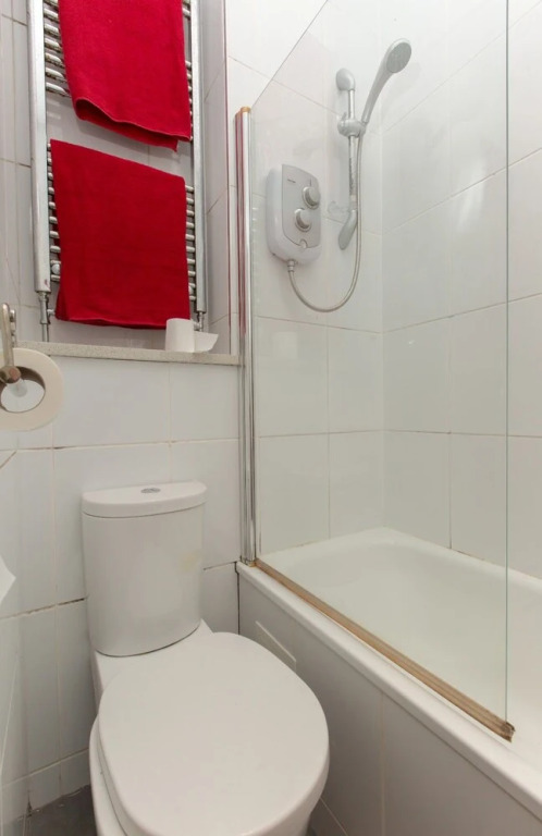 Spacious, Bright 5-br Flat for 10 in Edinburgh