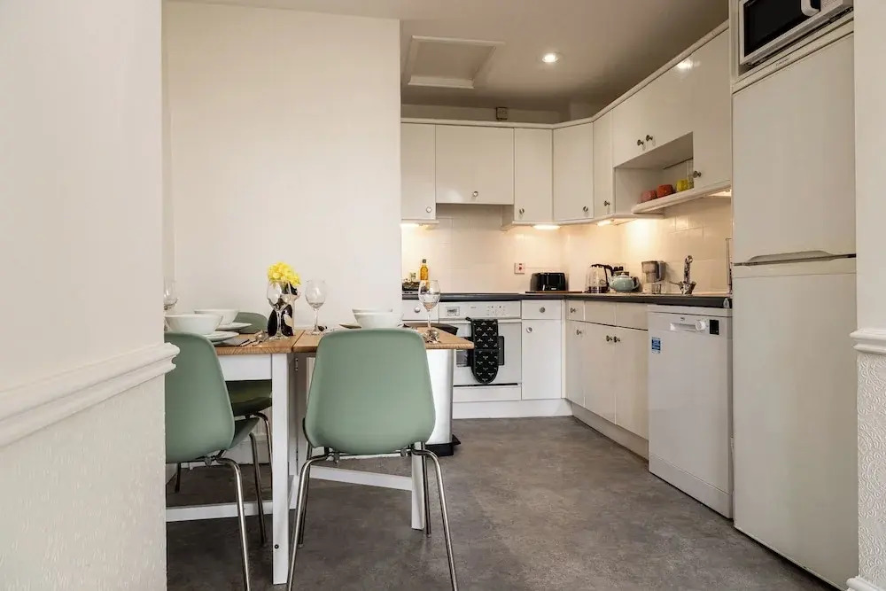 Garden Flat Apartment in Grosvenor Place