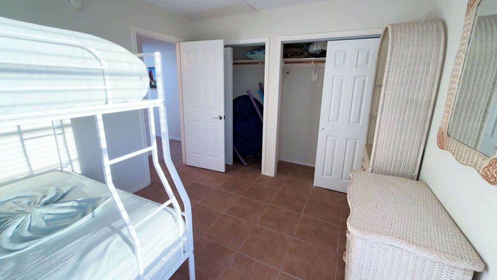 Renovated 1st Floor Beach 250ft Pool
