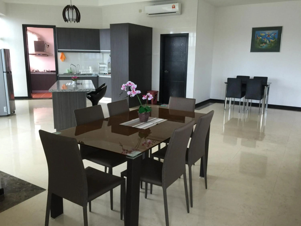 2775 sqf Sunset Luxury Condo