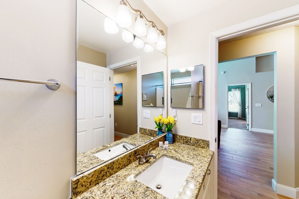 Private Pool Home With Spa, Screened Patio, Central AC, & Washer/dryer