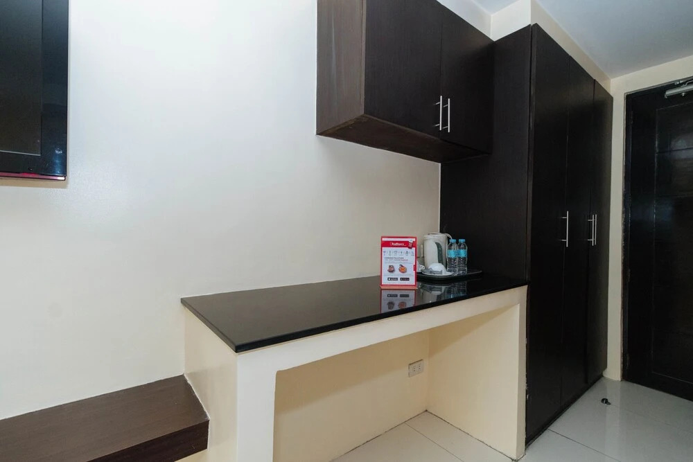 RedDoorz near Quezon City Circle