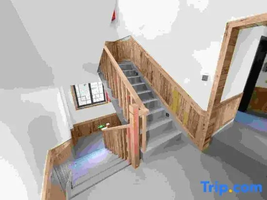 Pusu Weilan Theme Inn (Zhangjiajie West High-speed Railway Station)