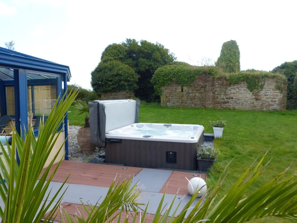 Villa With 4 Bedrooms in Plourin, With Private Pool, Enclosed Garden and Wifi - 4 km From the Beach