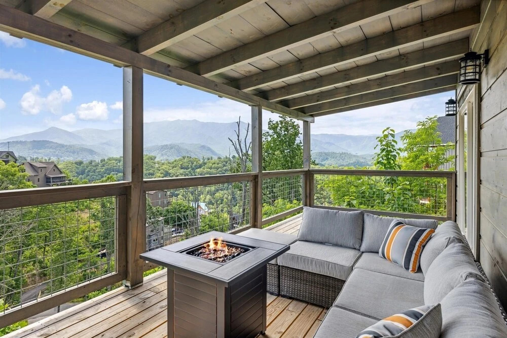 Grizzlies Den 4 Bedroom Cabin by RedAwning
