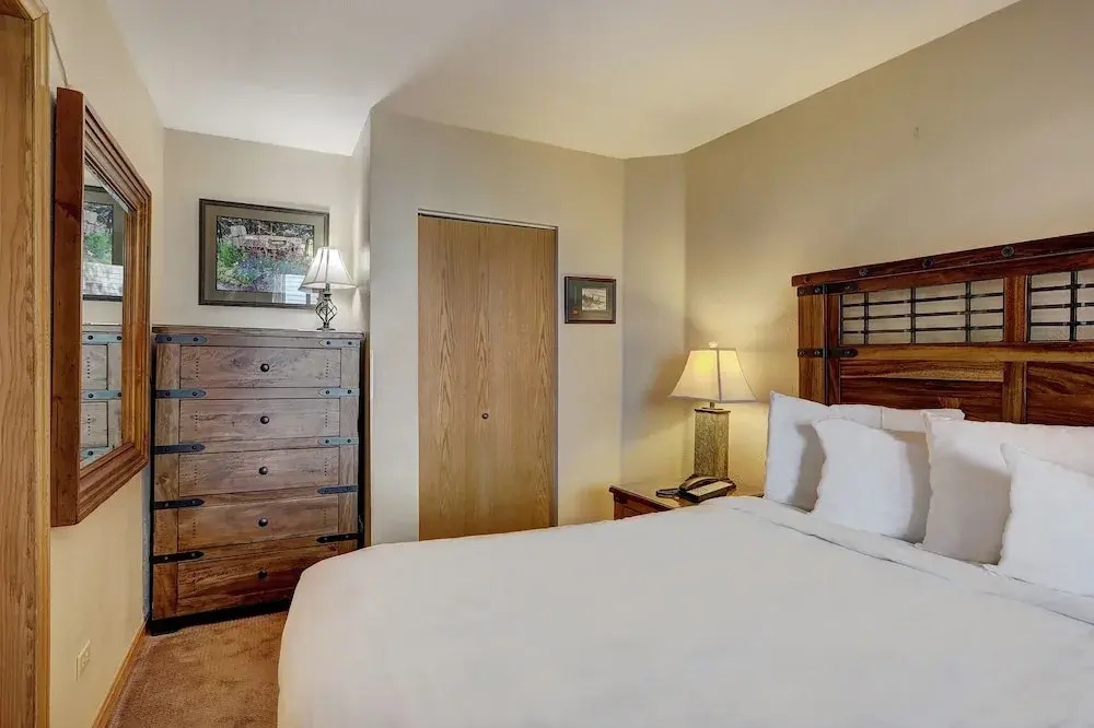 1br Cozy Winter Hideway- Walk To Apres, Shops, Fun- Sleeps 6 1 Bedroom Condo by RedAwning