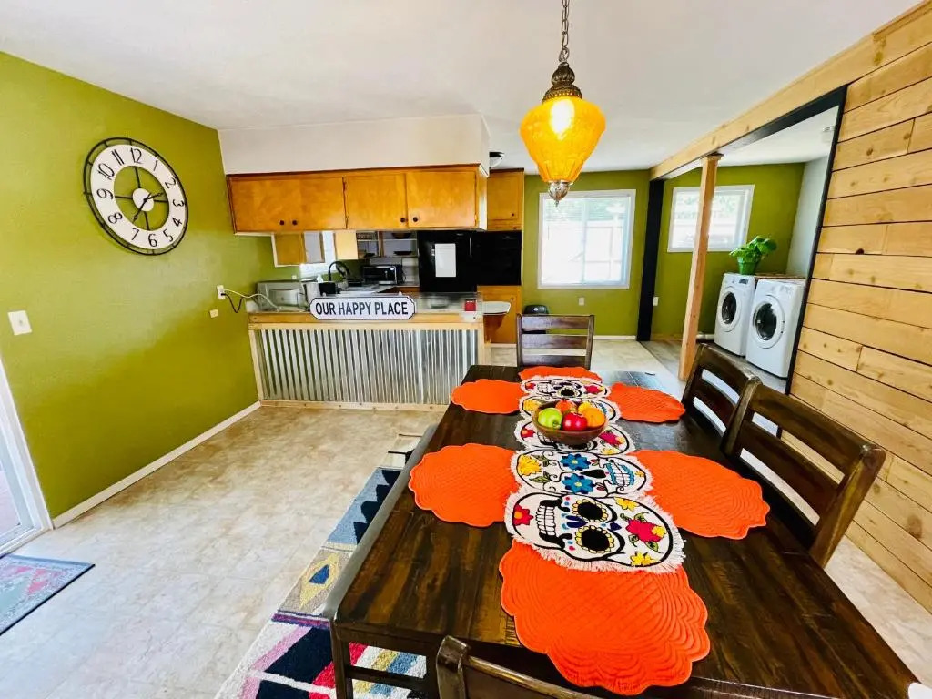 Welcome! Colorful 50's Ranch in the Heart of Eugene