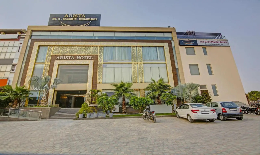 Treebo Premium Arista
