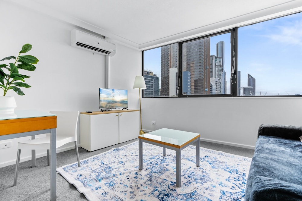 Bright Inner-city Stay Near Roma Street