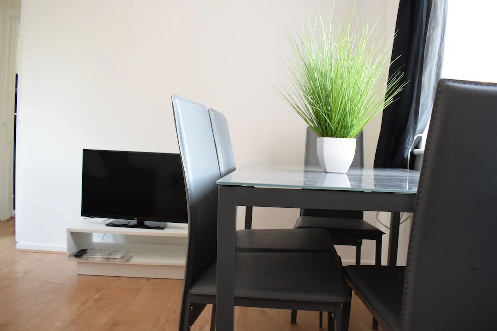 Bright 2 Bedroom Flat in Acton