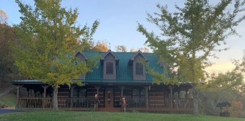Dogwood Acre 3 Bedroom Cabin by RedAwning