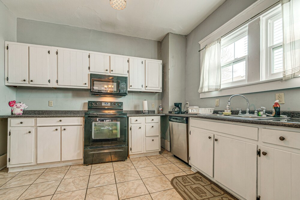 Family Retreat w/ Yard < 1 Mi to Dtwn Durham!