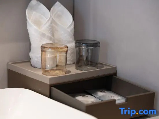 World Hotel (Kaifeng Lankao Chezhan Road Hualiancheng Shopping Plaza)