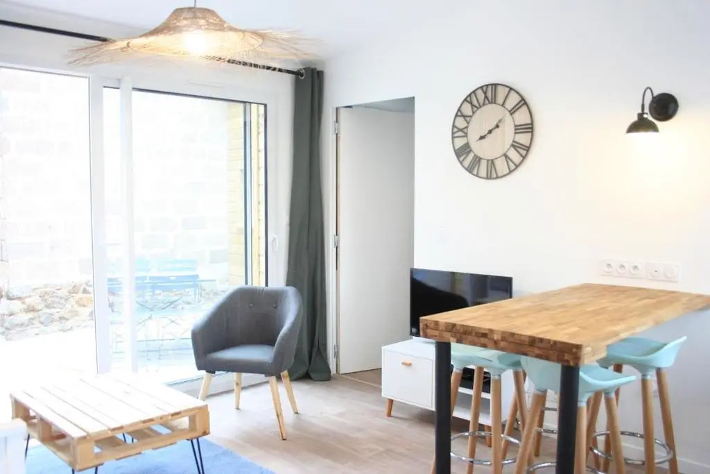Superbe Maison 4 personnes entre le port et le centre, COUR PRIVATIVE, WiFi & Netflix gratuits