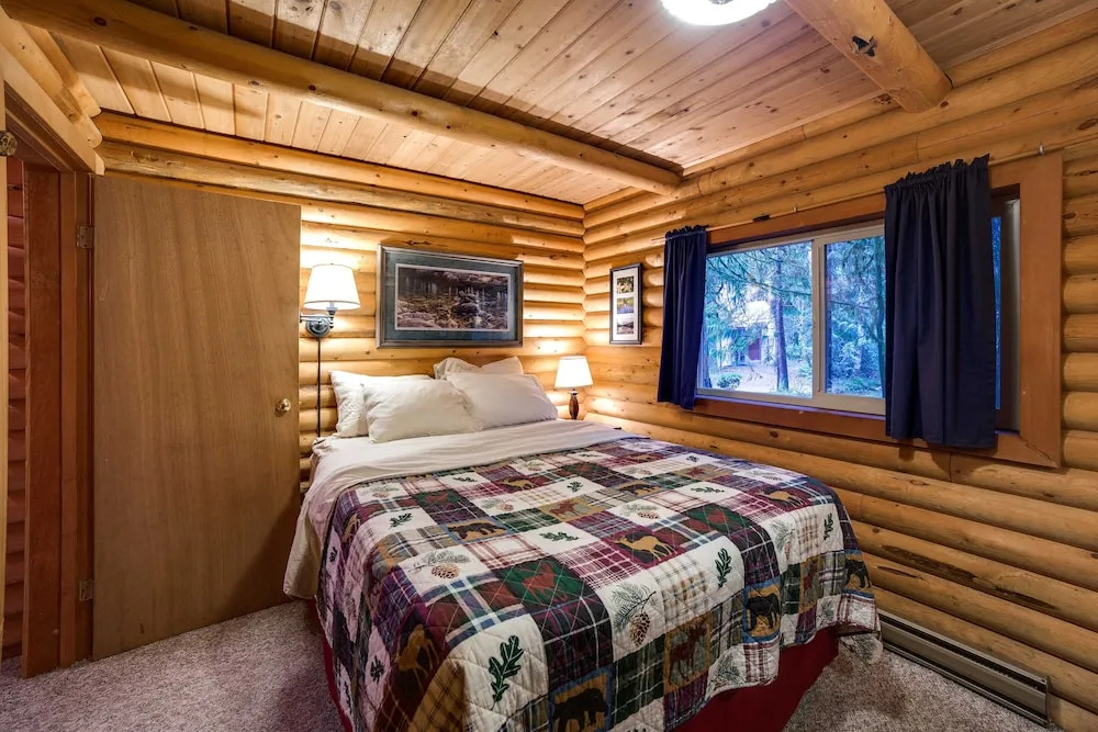 17MBR - Log Cabin - BBQ - Pets Ok - WiFi - Sleeps 8
