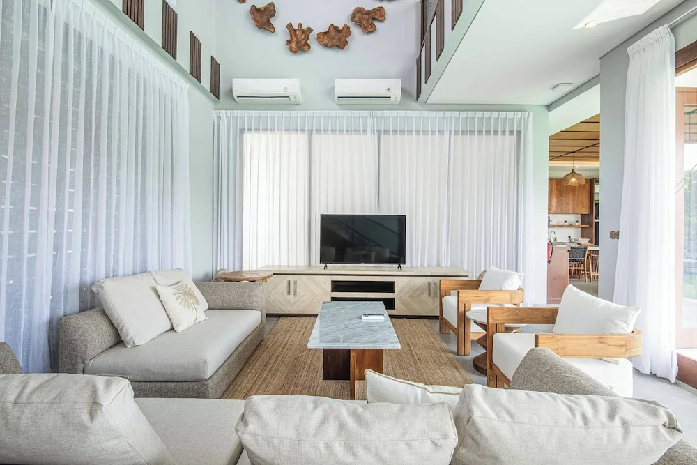 5-br Beach Villa in Canggu Overlooking Rice Fields