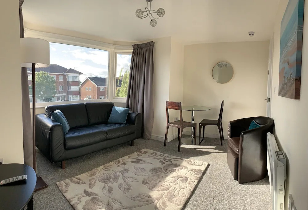 Beachside Home - Sleeps 5, Garden, Parking & Pets