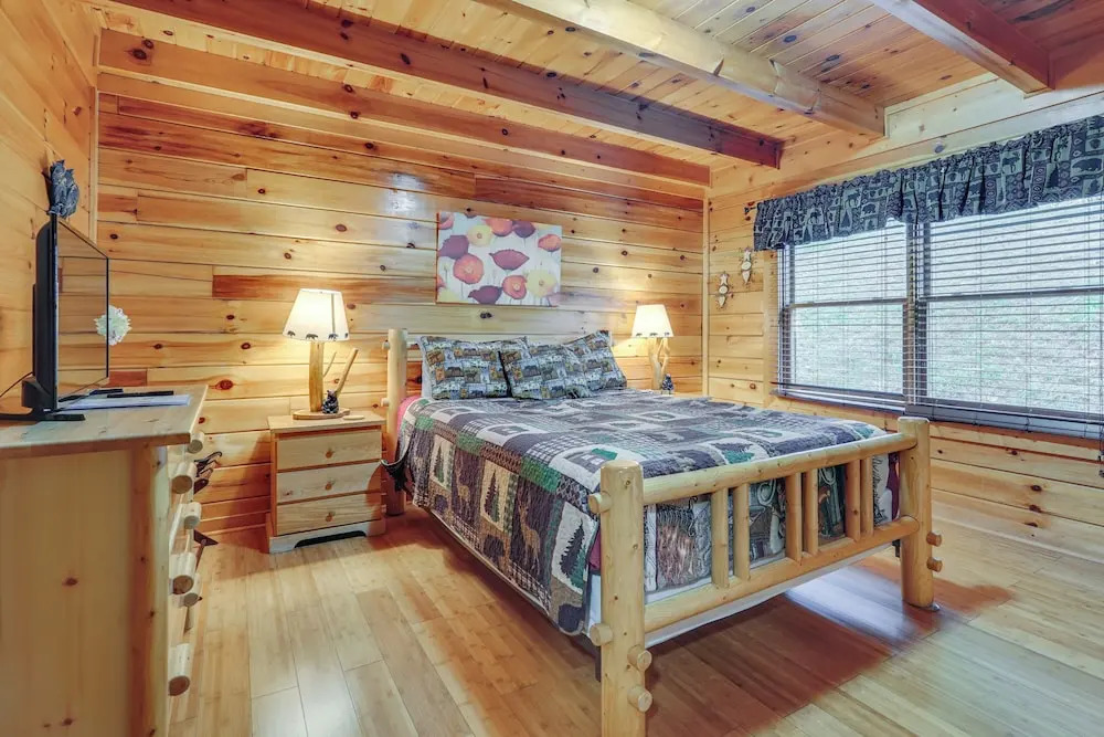 The Dreamer's Nest Sevierville Cabin w/ Hot Tub!