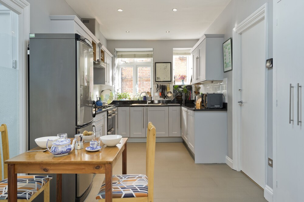 Delightful Apartment in Prime Location Near Hampstead Heath by Underthedoormat