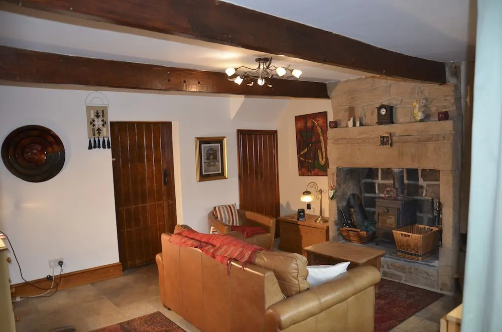 2 Bed Cottage - Sleeps 4 - Pets - Parking