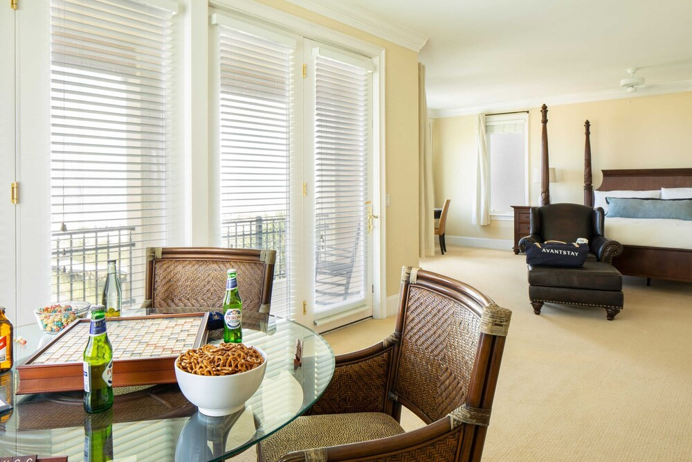 Oceanfront, Pool+hot Tub, Game Room, Views Steps to Beach Lido by Avantstay