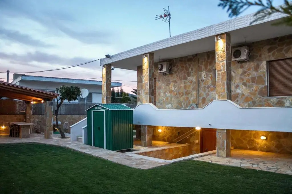Spacious home with garden in Marathonas