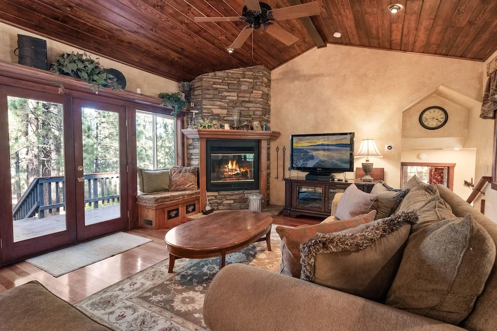 Big Bear Villa - Walk to Lake ad Village! Hot Tub, Jet Tub and so much more