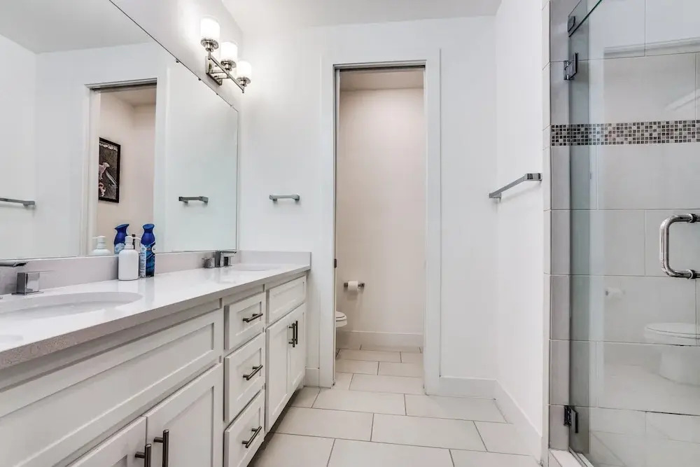 Cozysuites Luxe 3BR Uptown Home Great Rooftop
