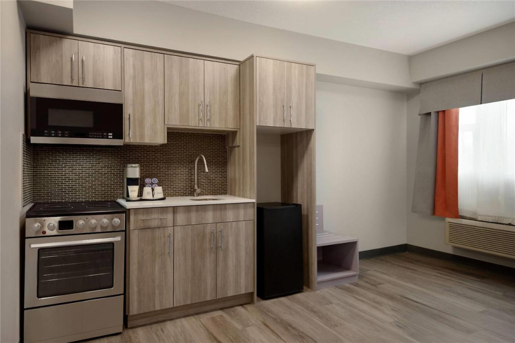 Ramada by Wyndham West Edmonton Hotel & Suites