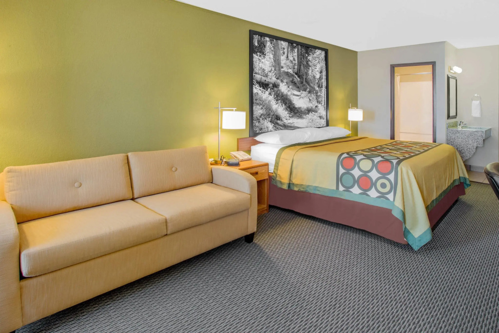 Super 8 by Wyndham Windsor/Madison North