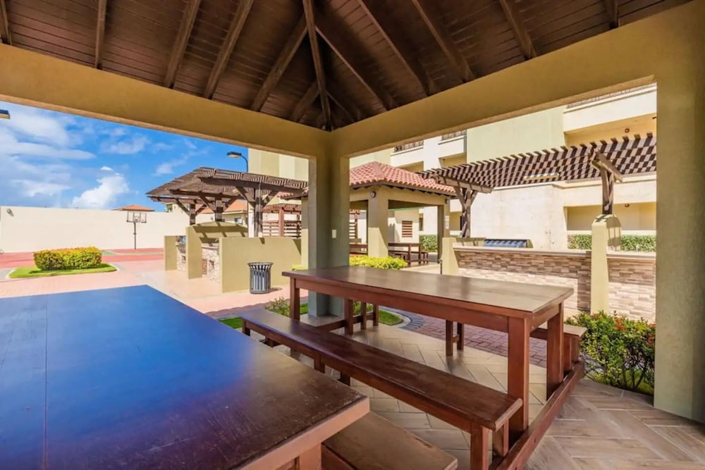 Unique 2BR Penthouse w Privaterooftop Palmbeach