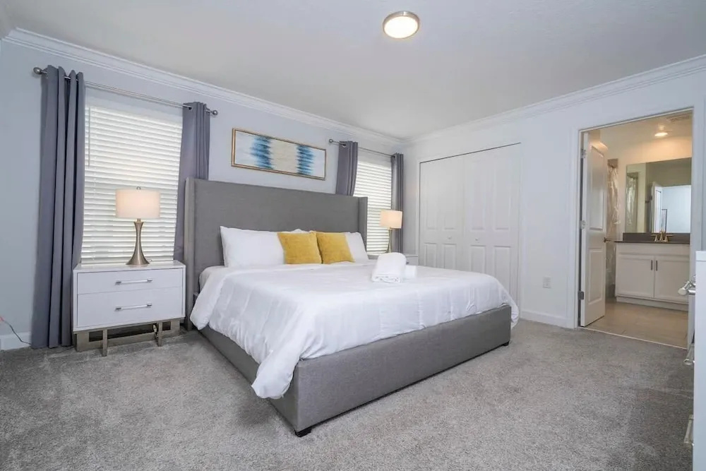Modern Family Townhouse With Private Pool in Storey Lake
