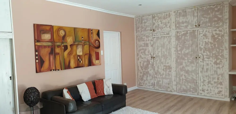 Small Cottage With Sep. Bedroom, En-suite Bathroom, Eating Room With Kitchenet