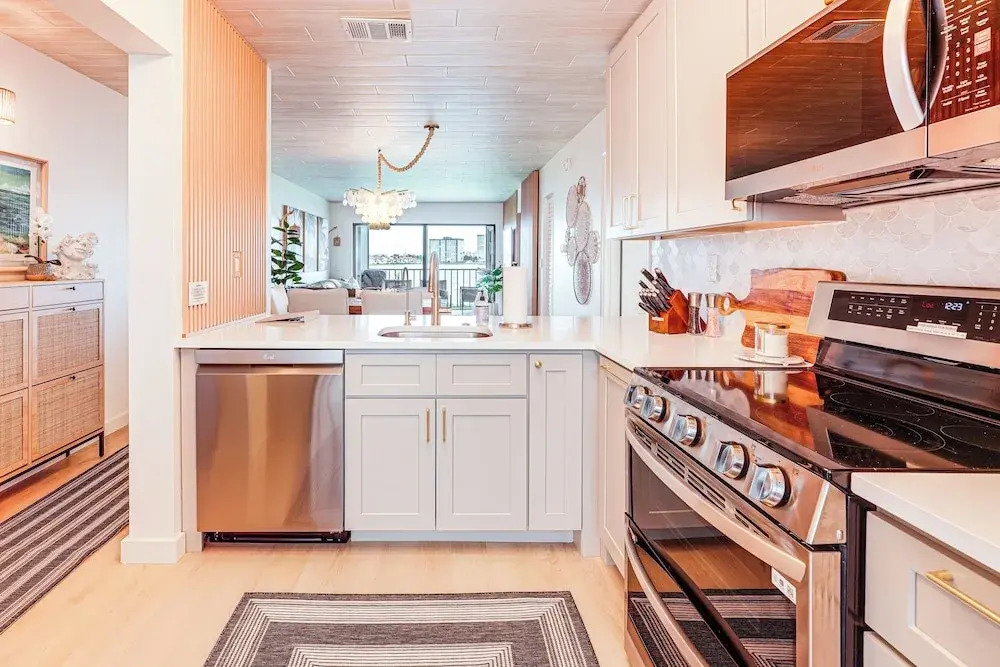 Heated Pool Access: Bayfront Isla Del Sol Condo