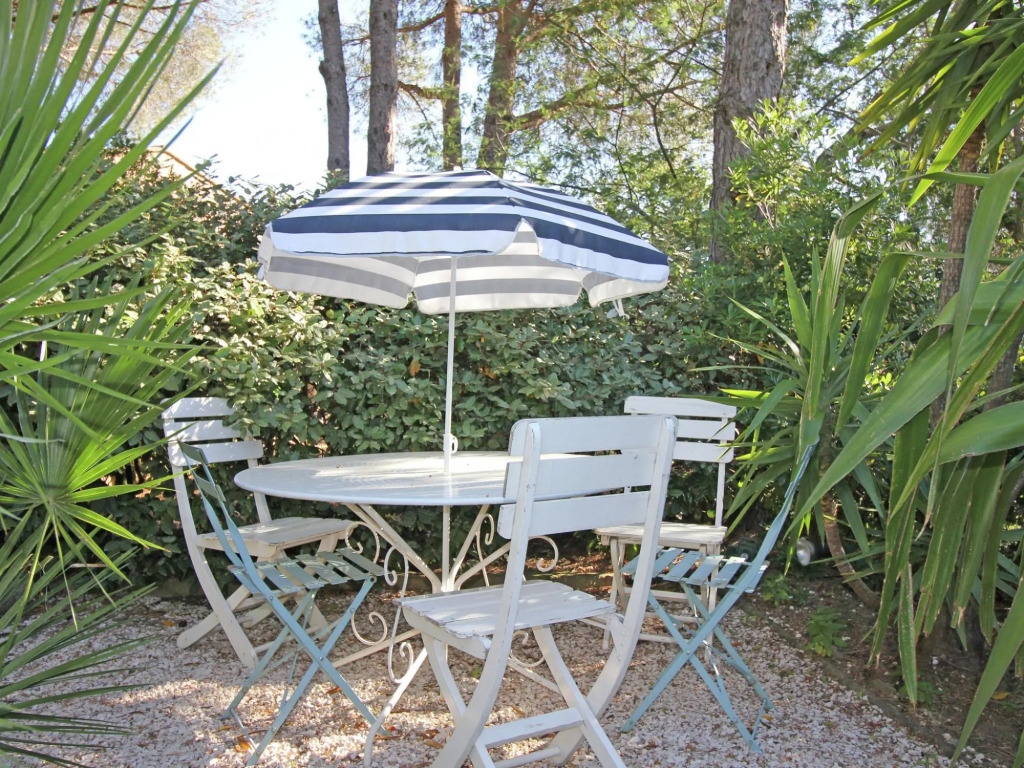 Charming Holiday Home In Plage De Gigaro With Pool