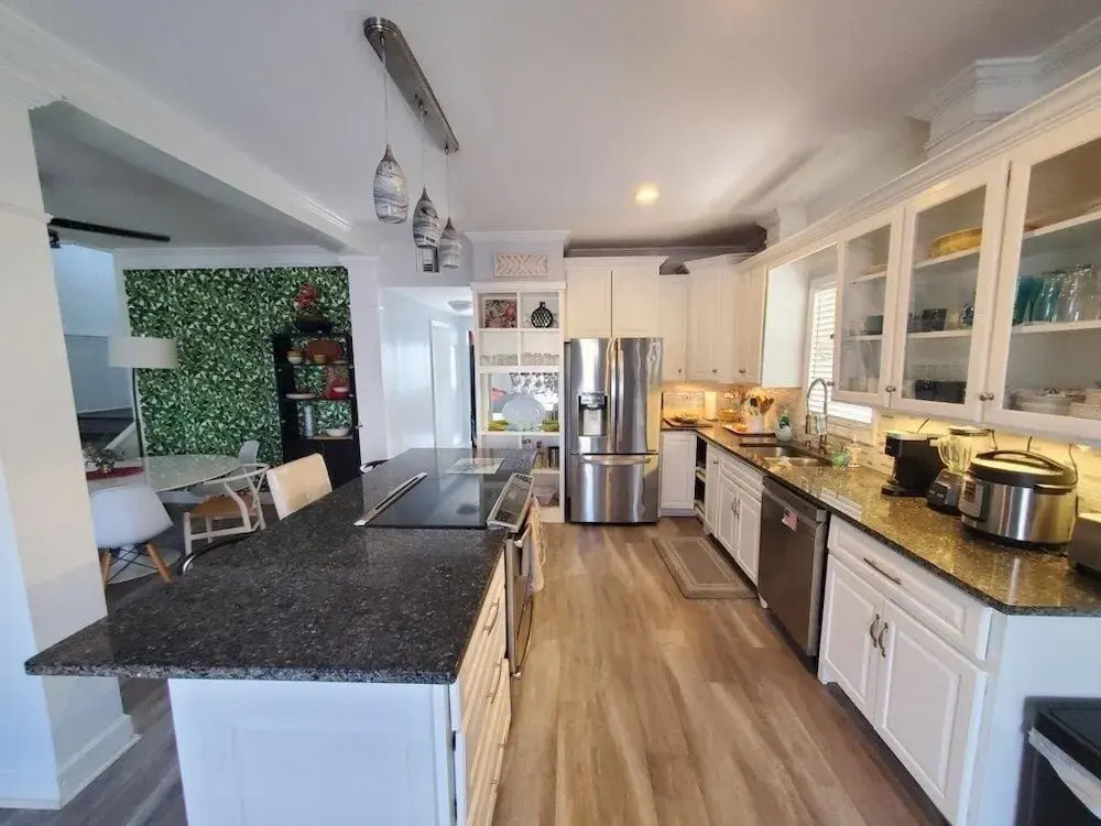All Decked Out - 4 Beds, Pool & Pets Welcome 4 Bedroom Home