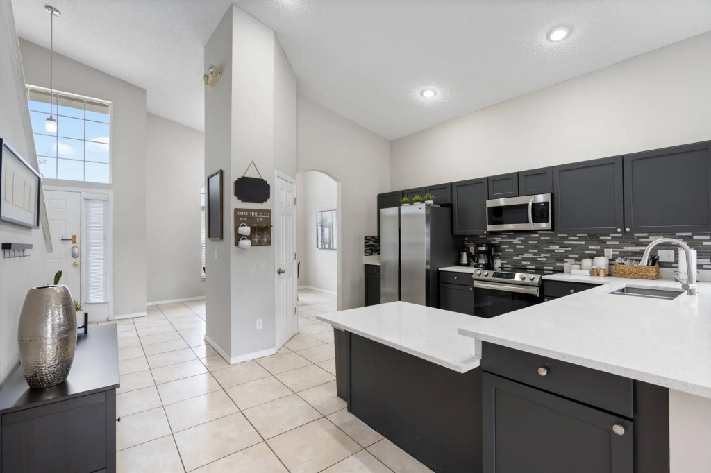 Cozy 5 bedrooms, tranquility right next to Disney!