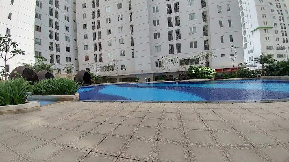 Pool View 2BR Bassura City Apartment By Travelio