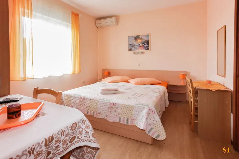 Apartments and Room Drazen