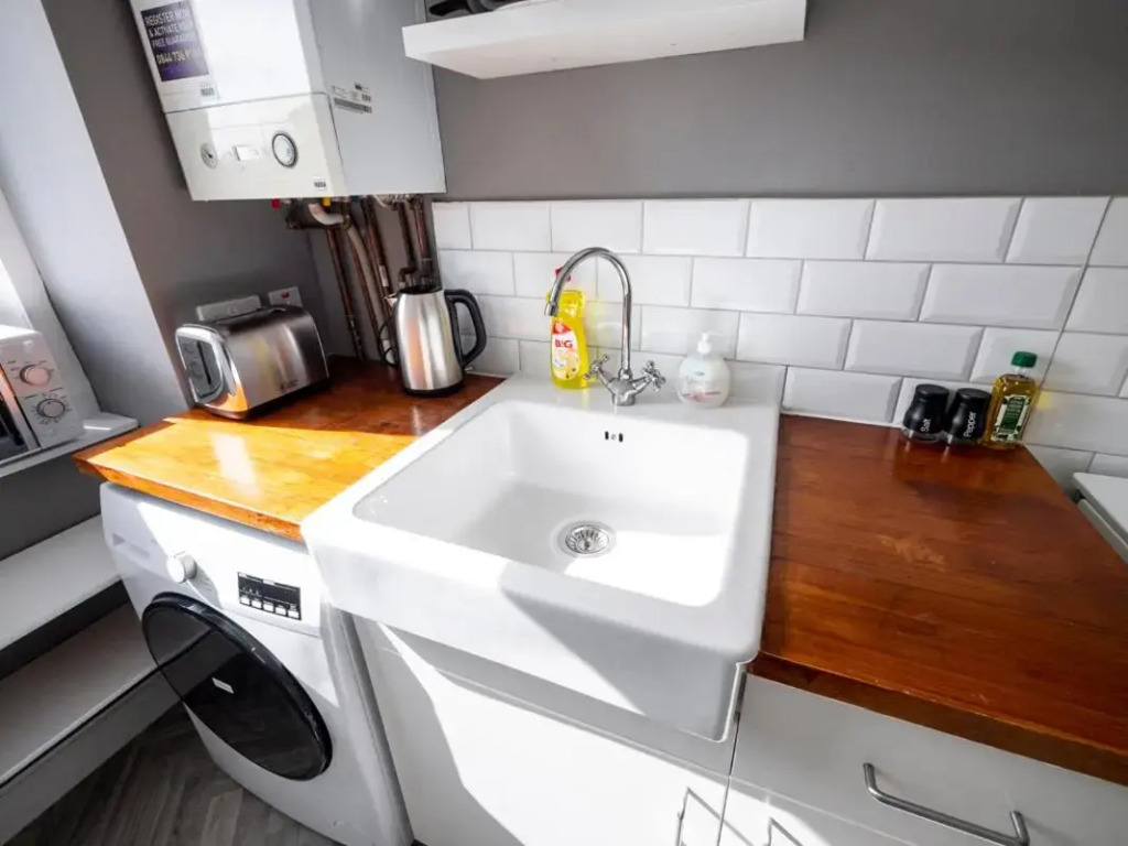 New Superhost Listing: Bright flat nr. University