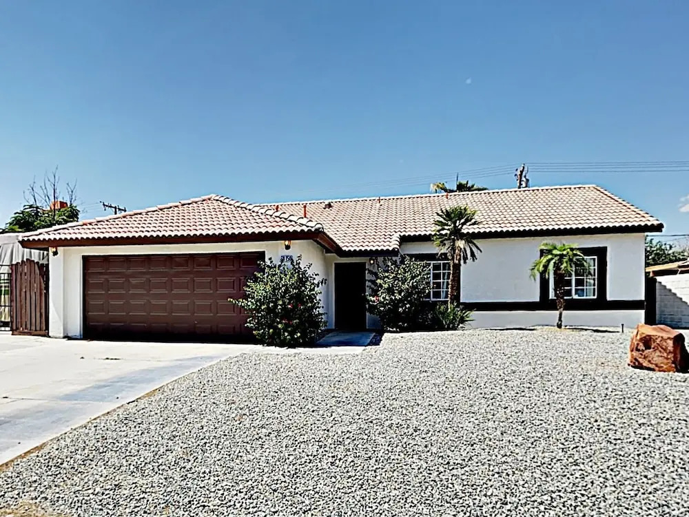 Desert Oasis W/ Private Pool & Spa 4 Bedroom Home